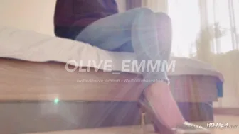 olive_emmm  onlyfans  milf in stockings cums in public show