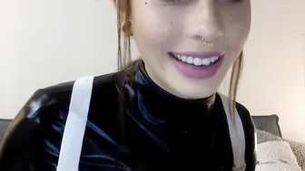 eliselaurenne  Stands holes to the top