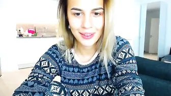 xmirrabbellax  Rubs Her Pussy