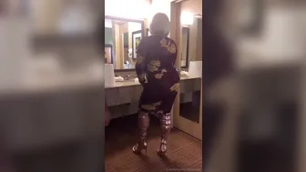 laylared1 onlyfans Cute curva fucks pussy with dildos