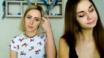 pretty_keiii  enjoys her finger in public chat