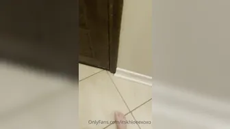 itskhloeexoxo attractive lady bares boobs