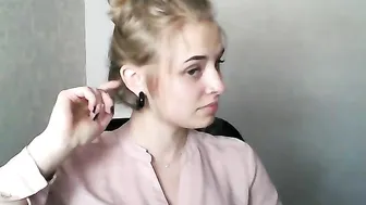 avilena  Sticks her digit in her pussy