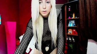 kirsiblonde  Showed her ass in front of the camera