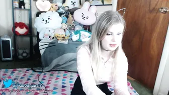 lovinglexis  Fucking wet pussy with a finger