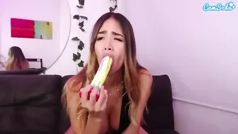 Nemesisvittar sucking dildo