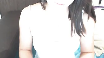 sumimei  Raised her leg and showed her holes