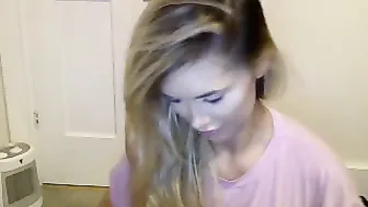 chipmunkmfc  Caresses a wet pussy