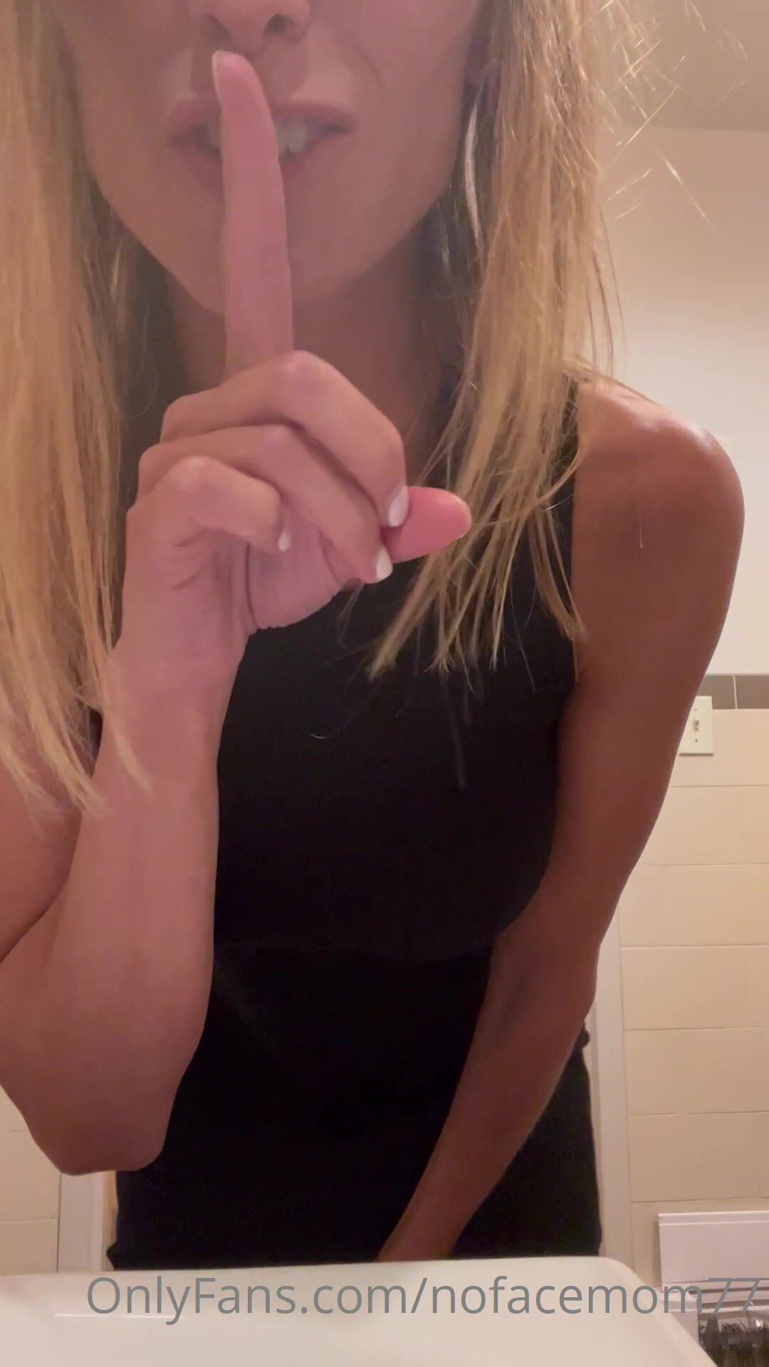 NoFaceMom - Bathroom Vibrator Solo